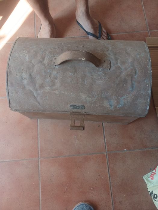 Mala em zinco muito antiga 55×32