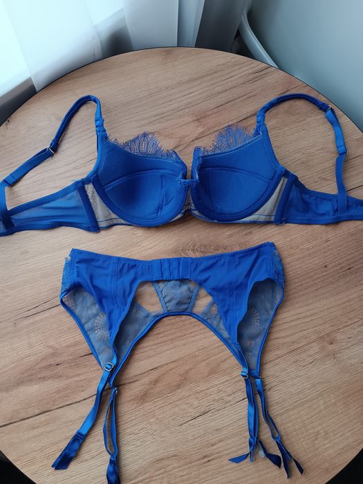 Спокусливий комлект білизни бюстгальтер і пояс з підтяжками для панчох