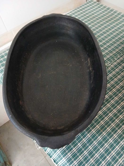 Assadeira em barro preto e tabuleiro em barro vidrado