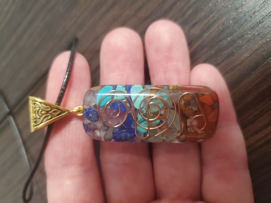 Продам кулон с натуральными камнями в эпоскидной смоле,