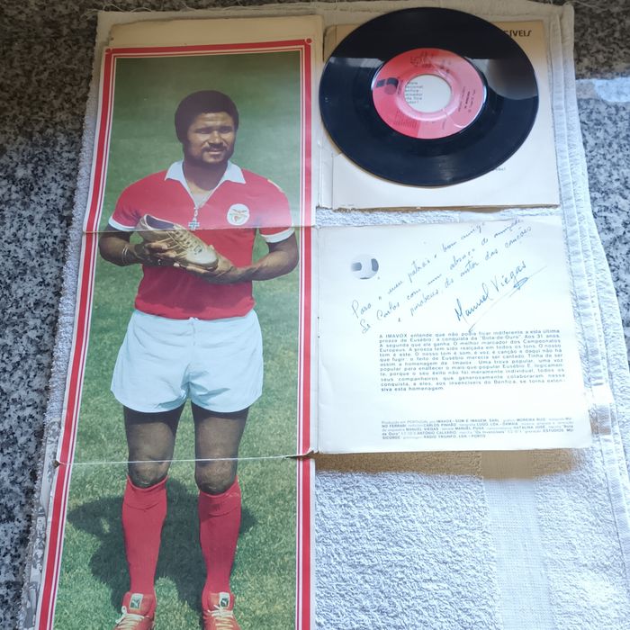 Ler texto disco Eusébio bota de ouro com poster e uma Dedicatória