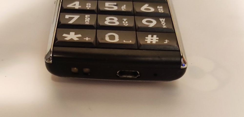 Telefon Maxcom MM470BB dla starszej osoby w dobrym stanie bez baterii