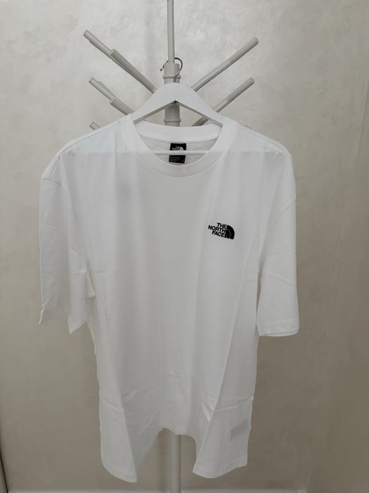 Белая футболка the north face