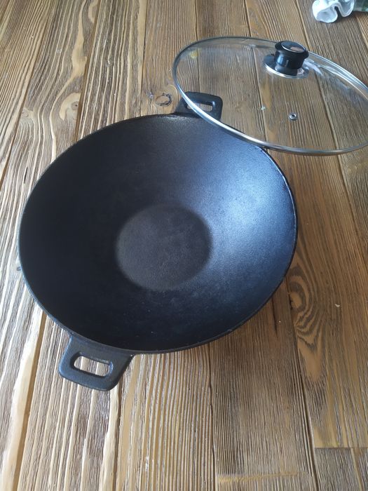 Wok żeliwny 31 cm