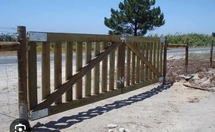 Portão de madeira duplo