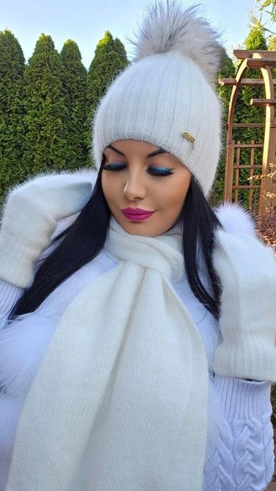 Czapka z naturalnym pomponem  ! Angora 60  %