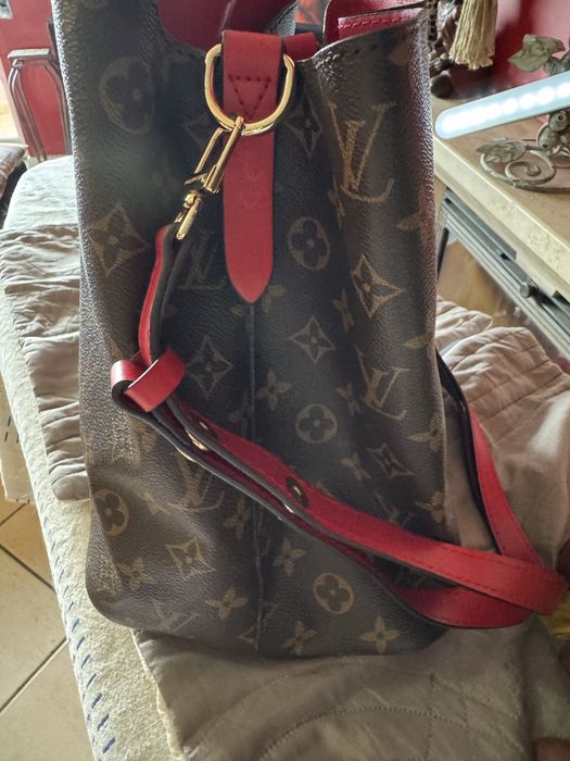 Bolsa de ombro que fecha com atilho