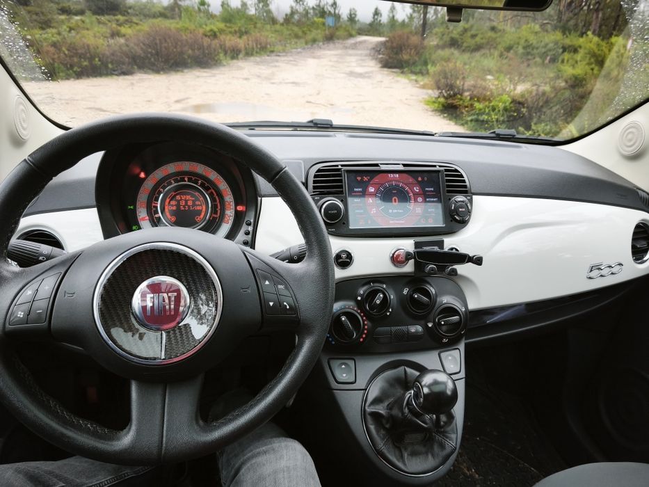 Fiat 500 branco interiores cinza