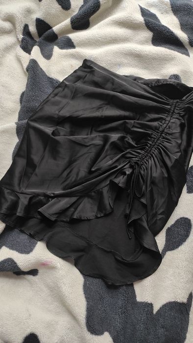 Czarna satynowa spódniczka