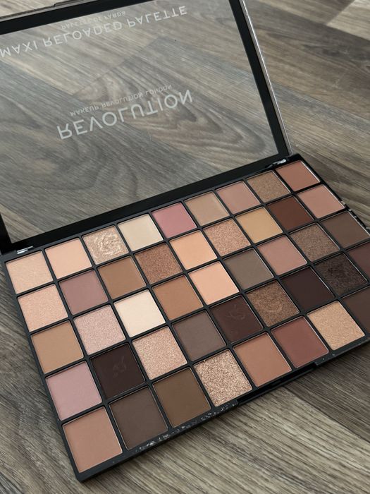 Палетка тіней Makeup Revolution Maxi Reloaded Palette