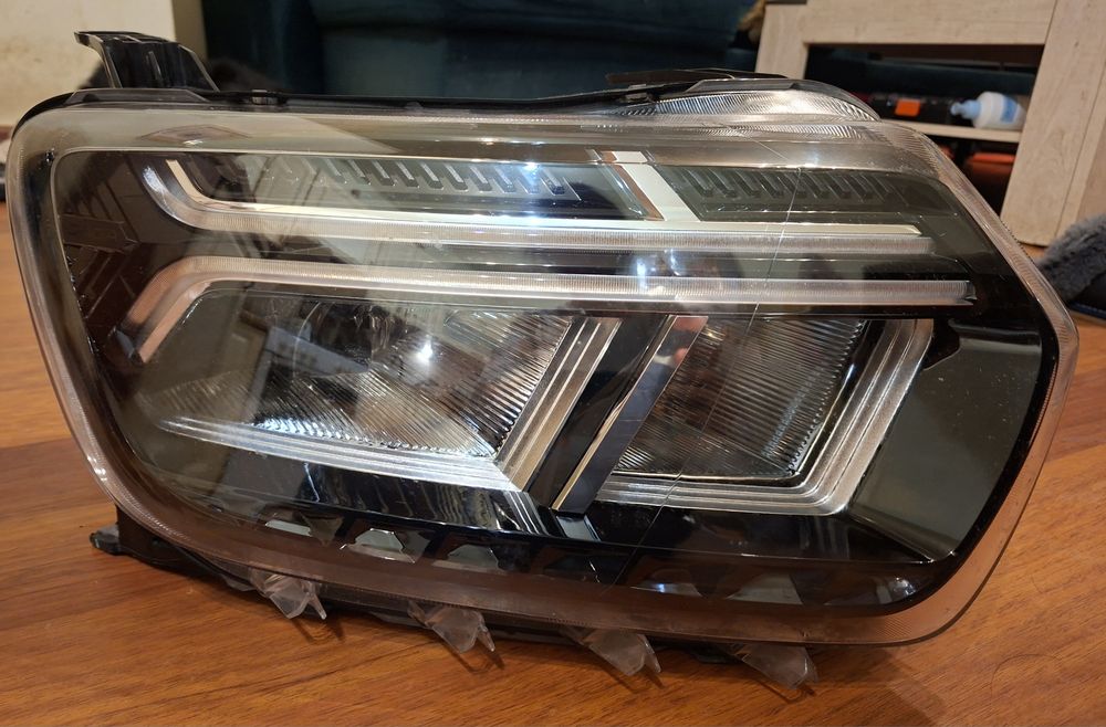 Reflektor Dacia Duster II prawy