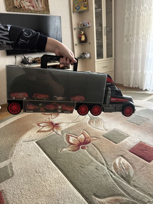 Трейлер з машинками