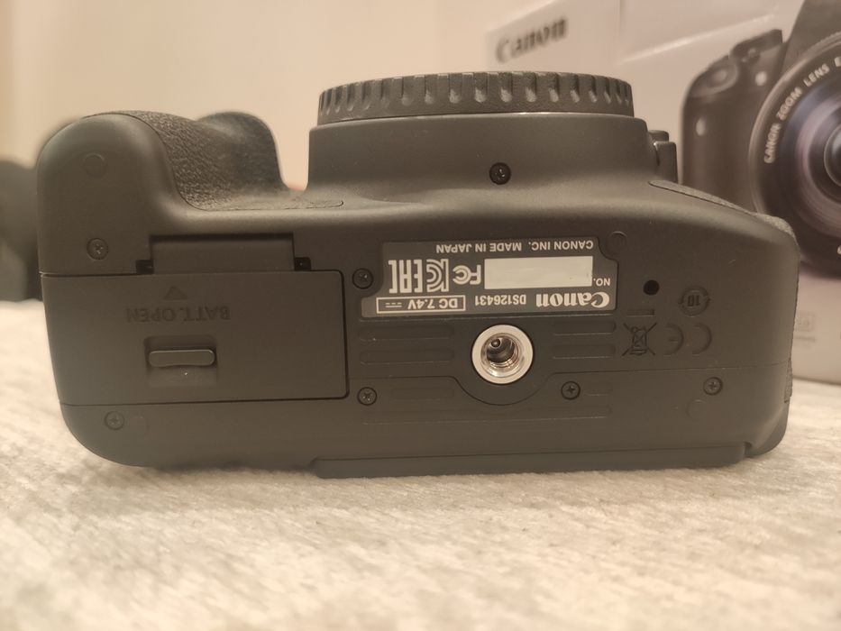 Vendo Máquina fotográfica Reflex EOS Canon 700d (avariada)