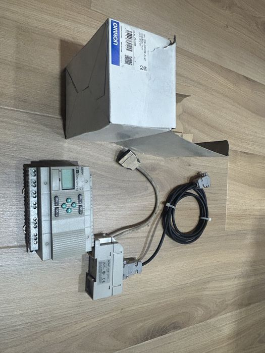 Przekaźnik programowalny OMRON ZEN 20c1dr-d-v2 + moduł komunikacyjny OMRON CPM1-CIF01