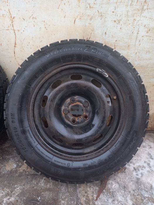 Продам практически новые зимние колеса 195/65  R15.