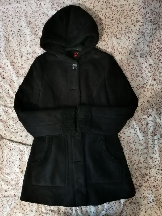 Czarny krótki płaszcz