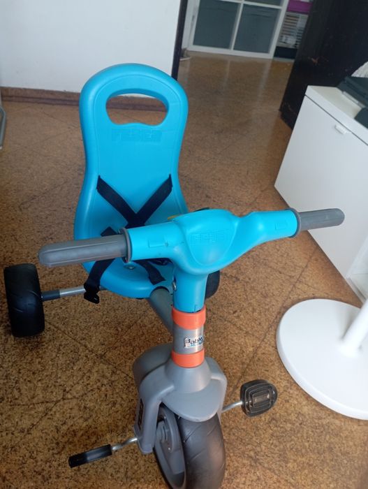 Triciclo Feber Azul com cinto segurança