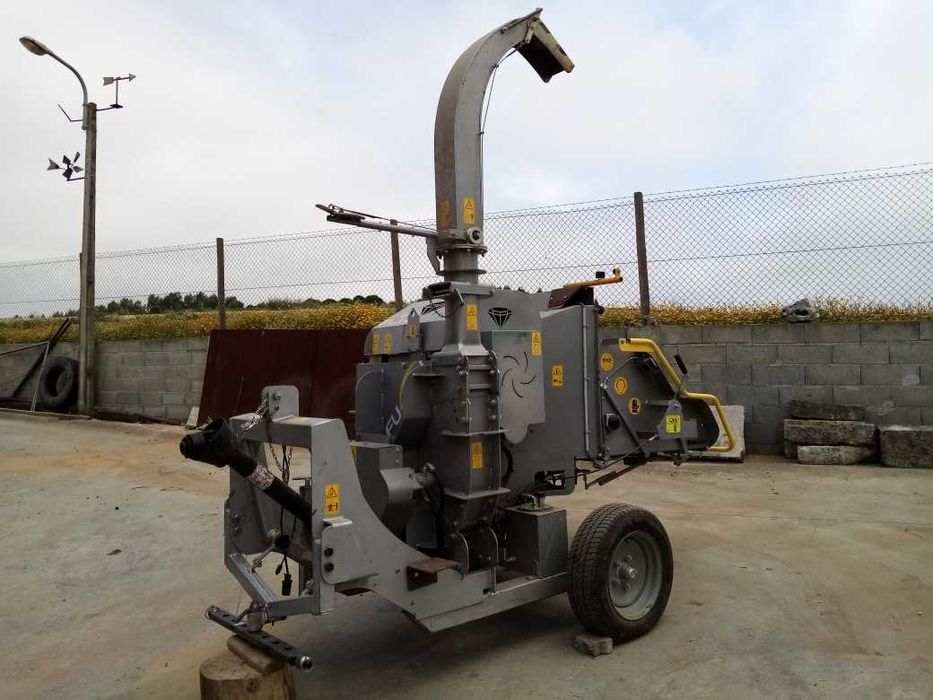 Triturador de madeiras e arbustos