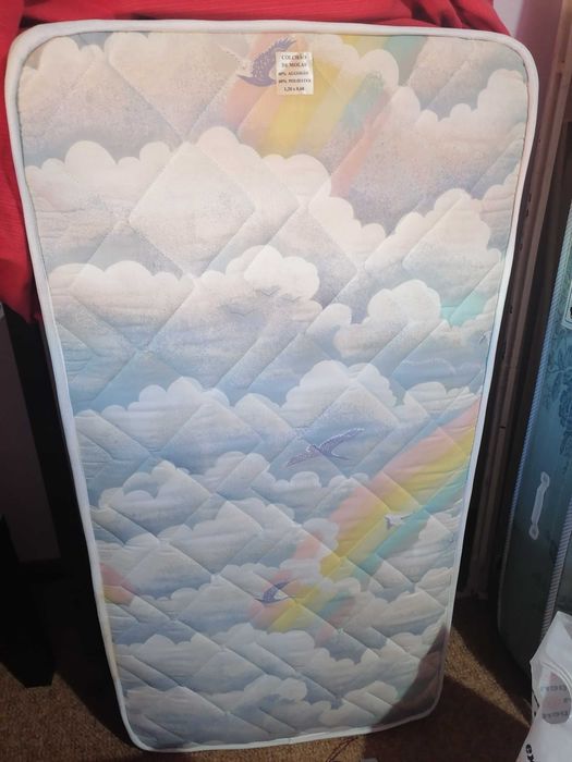 Cama para bebé em madeira