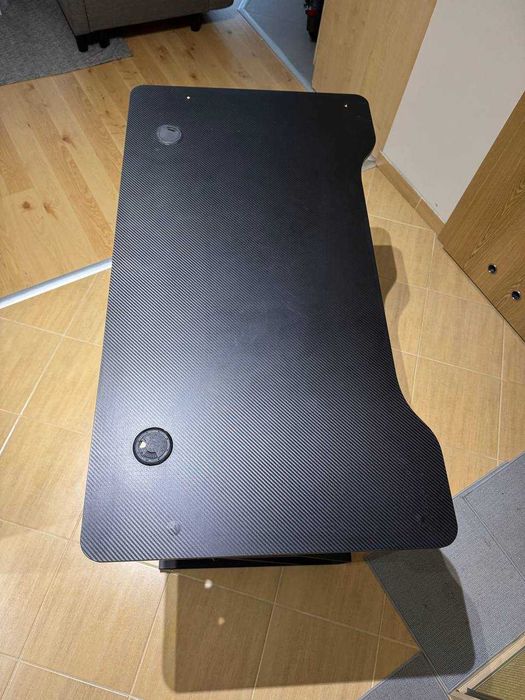 Biurko gamingowe 110×60 cm — styl carbon, dobry stan