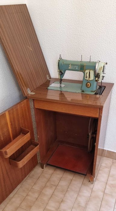 Máquina de costura Alfa com móvel