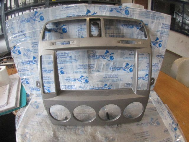Moldura da consola central / rádio / aro KIA Carnival II (GQ)