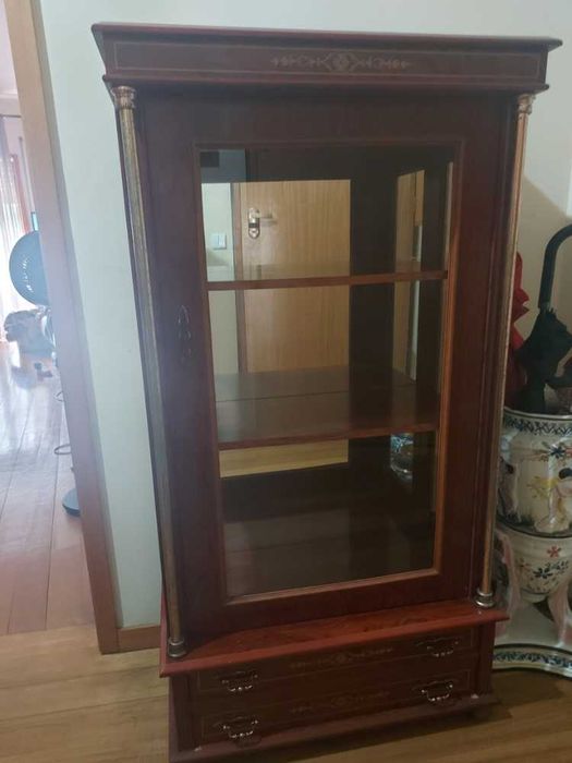 Vitrine Clássica com Detalhes Dourados