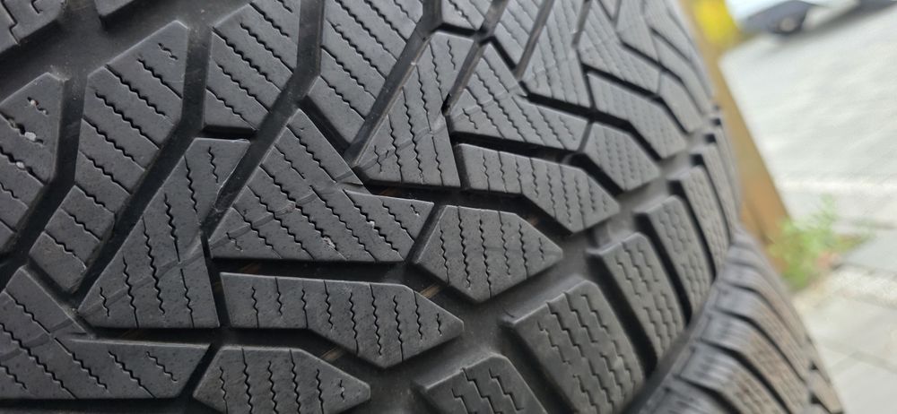 Opony zimowe Opony Zimowe Uniroyal WinterExpert 245/45 R19 – 4 szt.