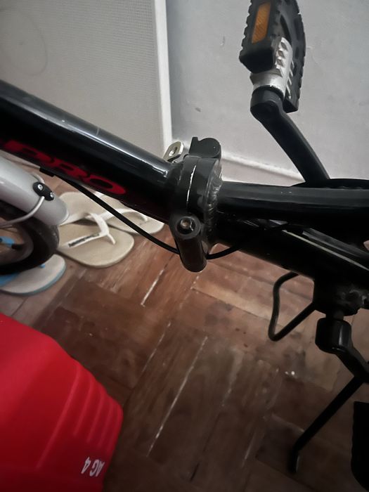 Bicicleta dubravel preta e vermelha