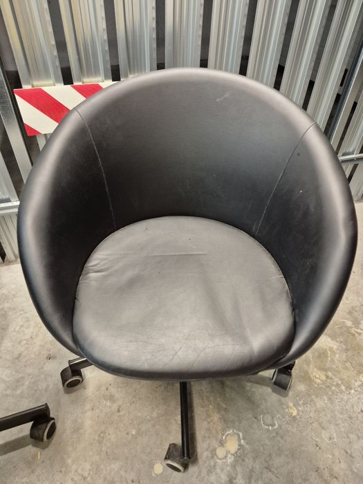 2 szt Ikea Skruvsta czarna skóra fotel obrotowy krzeslo
