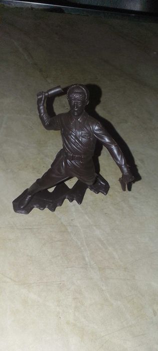ДЗИ Игрушки СССР солдат с гранатой