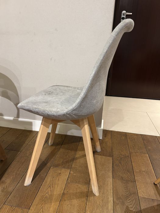 Szare krzesla na drewnianych nogach