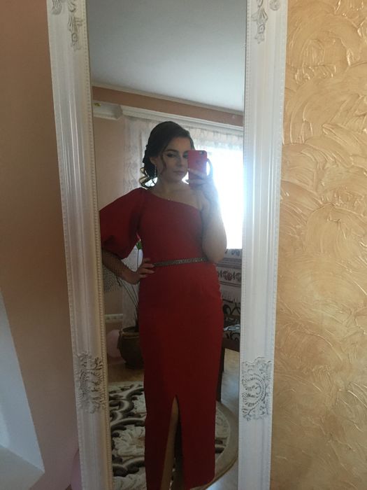 Червона сукня весільна міді, з відкритим плечем