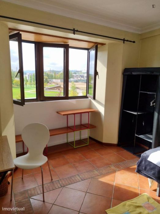 Quarto - localizado em Baixa de Santa Clara Coimbra