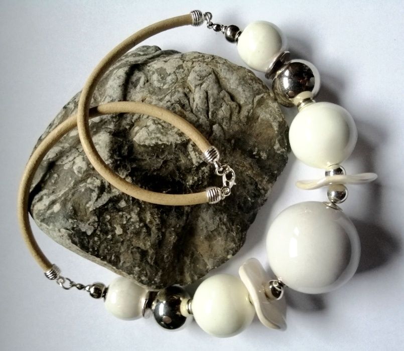 Biała porcelana w srebrnej oprawie, efektowny naszyjnik