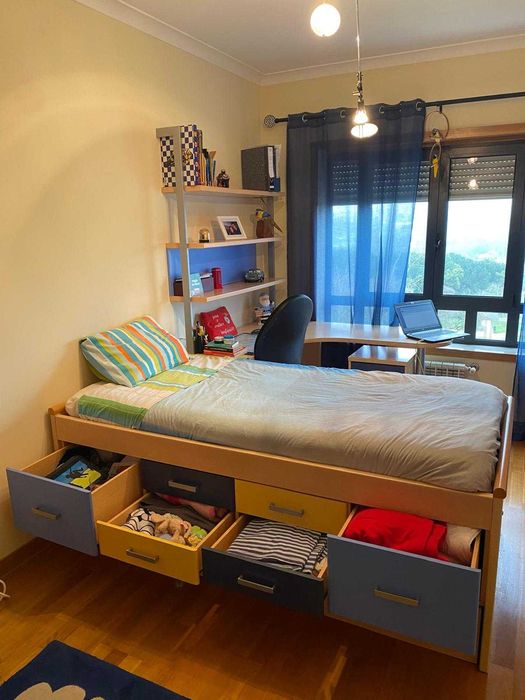 Cama de quarto com arrumação