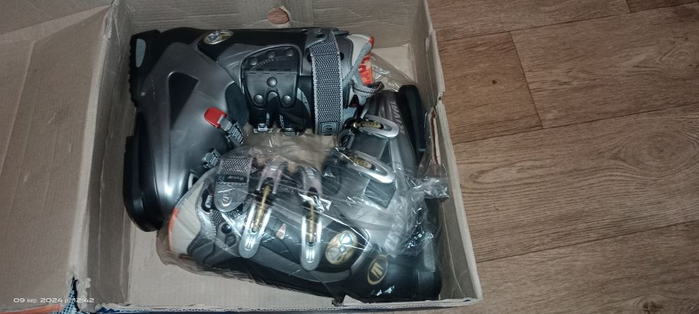 Гірські жіночі черевика , дві  пари 38 р,41 р.