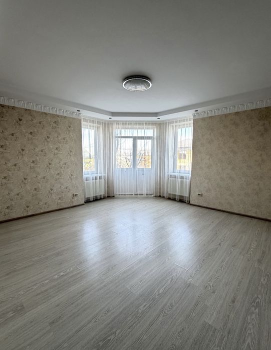 Продаж 2-кім. квартири 73.5 м.кв. з ремонтом вул Грушевського, Пустомити