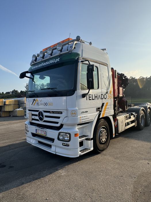 Camiao mercedes com grua