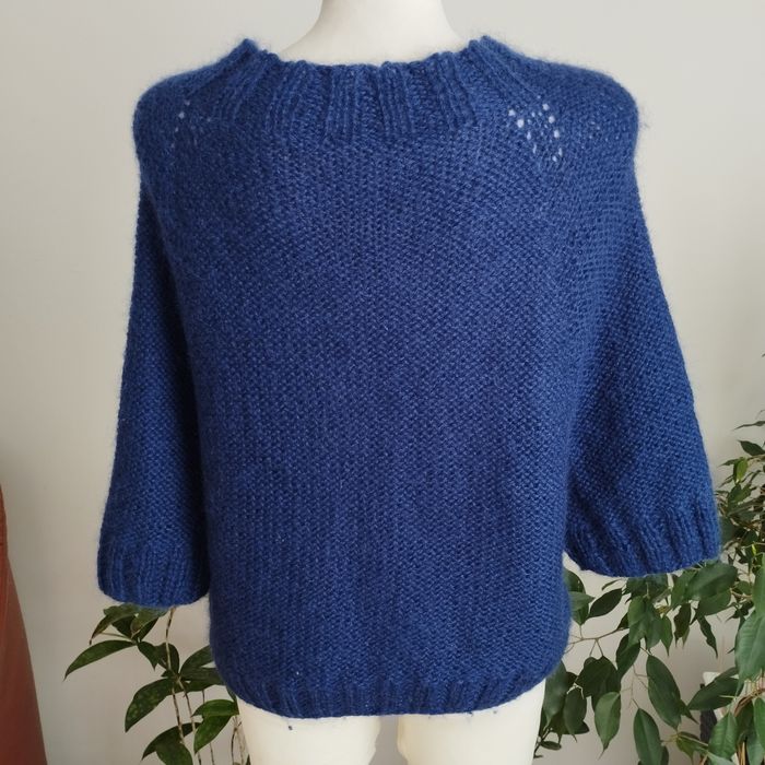 Granatowy sweter handmade z masy perłowej – unikatowy egzemplarz!