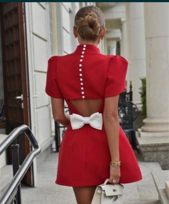 Червона сукня з бантом на спині