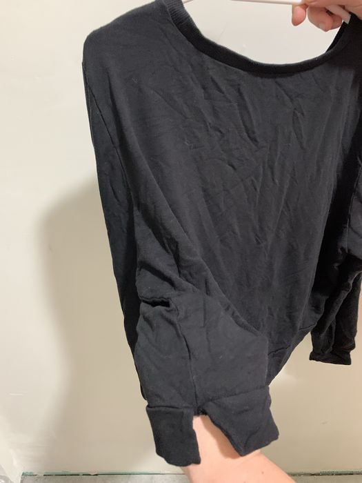 Чорний кроп-топ з довгими рукавами.