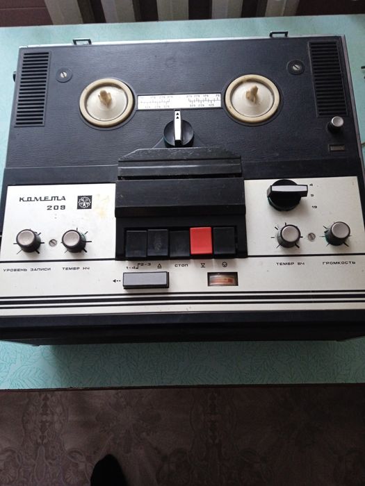 Магнітофон Комета 209 в робочому стані.