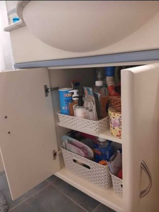 Móvel de casa de banho com lavatório, torneira e bancada em mármore