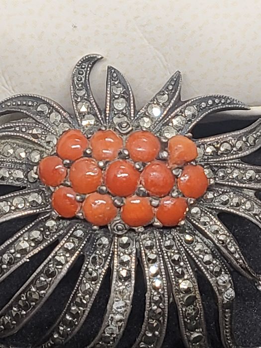 Брошь серебро, коралл