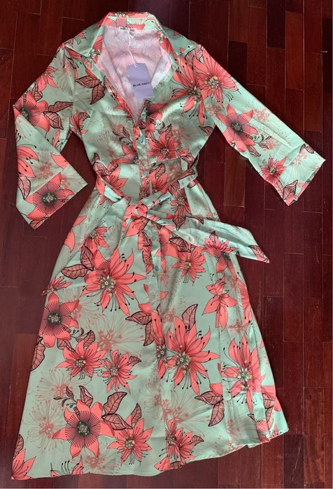 Vestido florido, comprido, com manga evasê