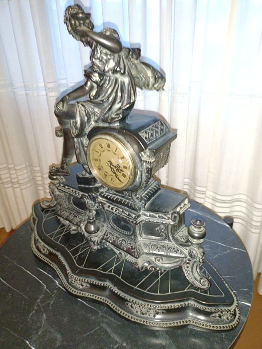 Peça Antiga com Relógio