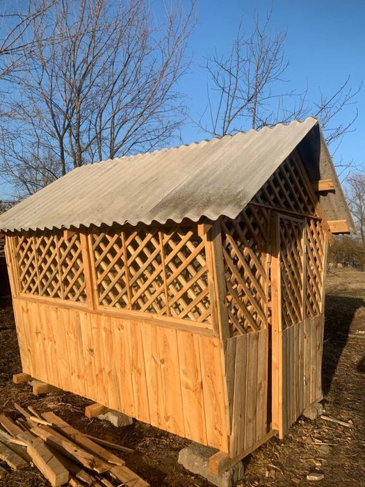 Деревʼяна бесідка