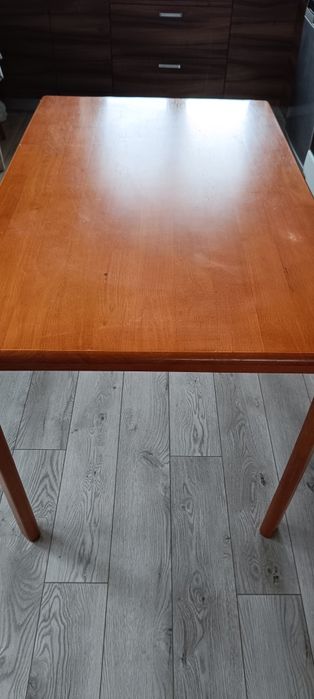 Stół+ 4 krzesła o wymiarach 120 cm x 75 cm