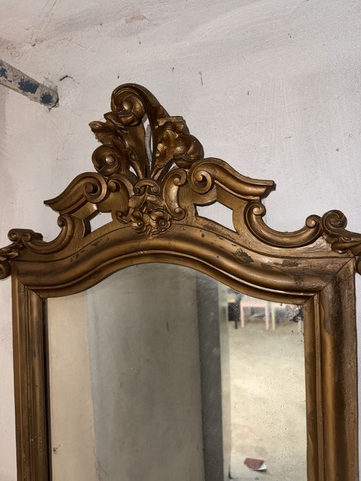 Espelho antigo  em madeira maciça.